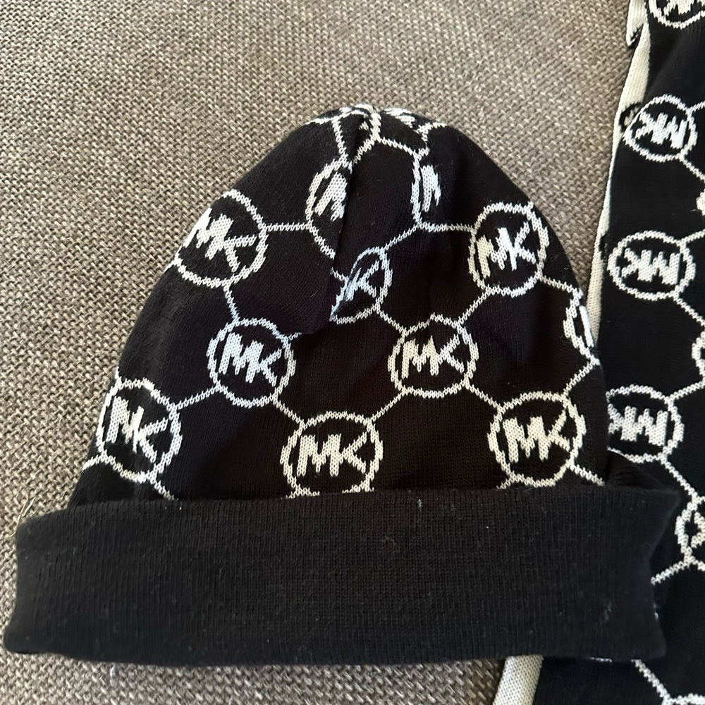 MICHAEL KORS BLACK/ WHITE 3 PIECE SCARF HAT & GLOVES SET - Picture 10 of 11